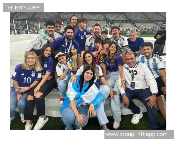 梅西与安东内拉泳池旁甜蜜拥吻社媒晒照引发热议